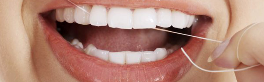 Το οδοντικό νήμα είναι μια κλωστή κατασκευασμένη από νάυλον ή μετάξι η οποία τοποθετείται μεταξύ των δοντιών και αφαιρεί υπολείμματα τροφών και την μικροβιακή πλάκα.